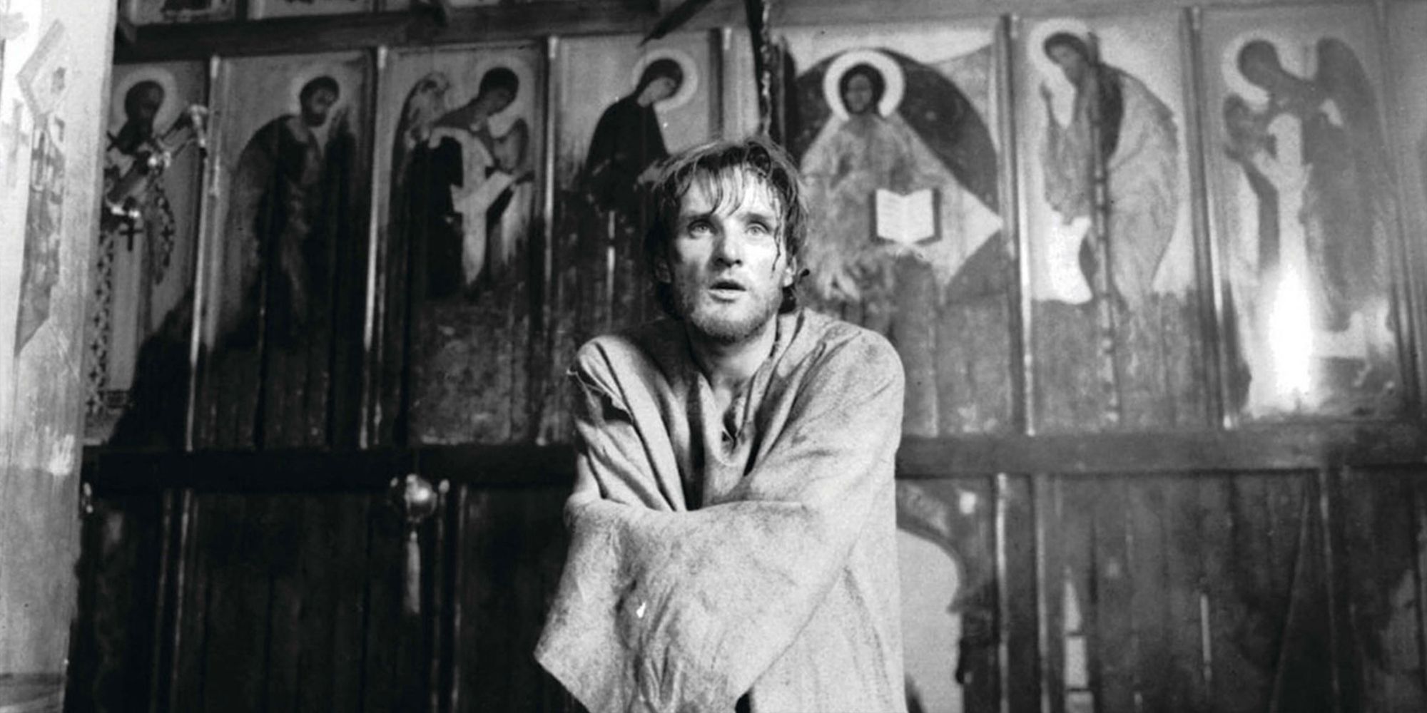 Anatoly Solonitsyn interpreta a Andrei Rublev en una iglesia medieval en Andrei Rublev (1966) de Andrei Tarkovsky