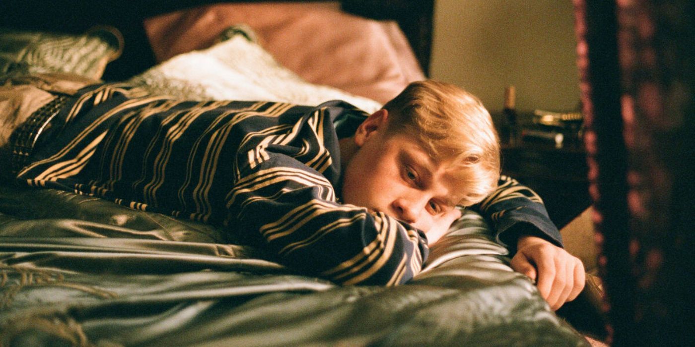 Antoine Olivier Pilon as Steve lying in bed in Mommy