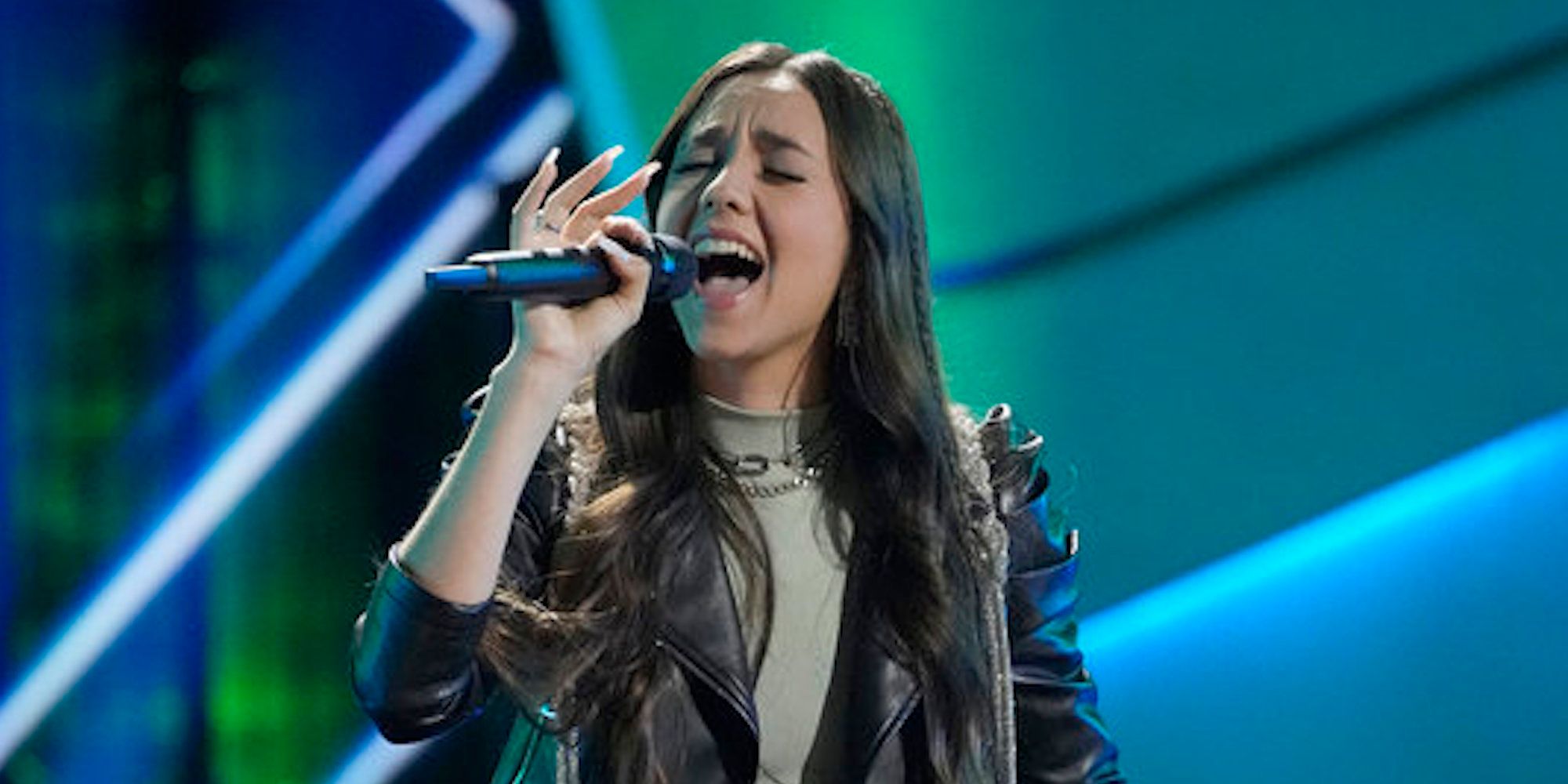 Maddi Jane auditions with a mic in her hand on 'The Voice'