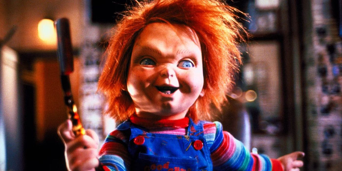 Chucky sosteniendo una navaja de afeitar en Child's Play 3