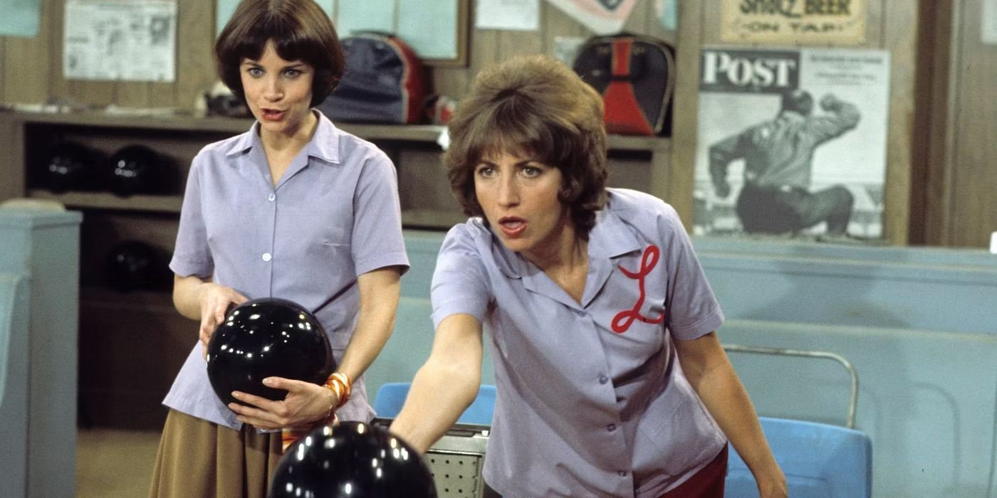 Cindy Williams and Penny Marshall in Laverne and Shirley bowling.