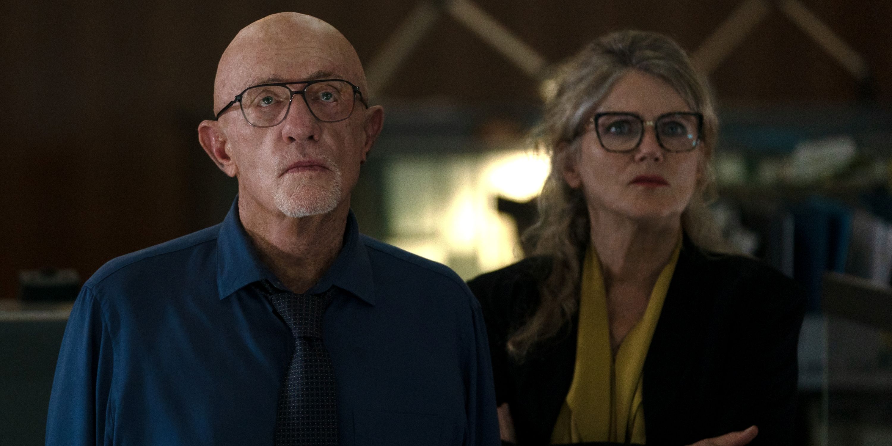 Jonathan Banks como Henry Caldera con Barbara Sukowa en el episodio 2 de Constellation