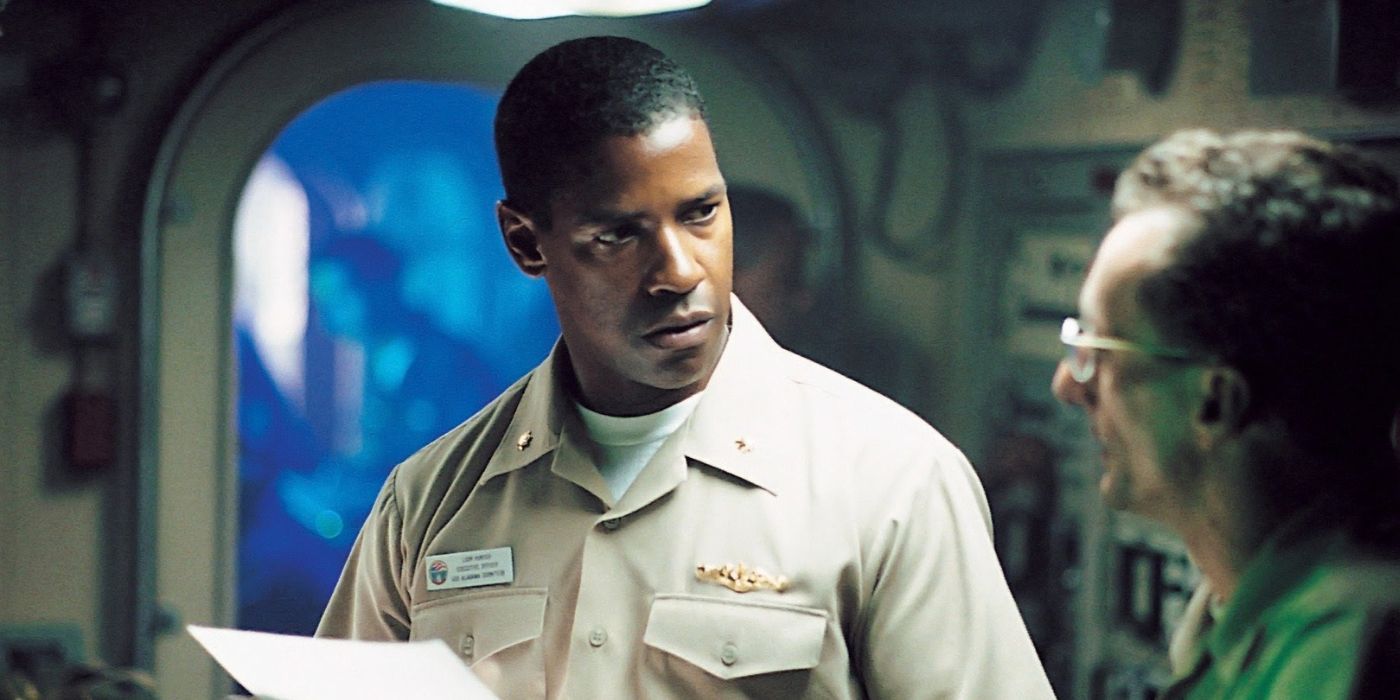 Denzel Washington as Lieutenant Commander Ron Hunter looking at a person offscreen in Crimson Tide