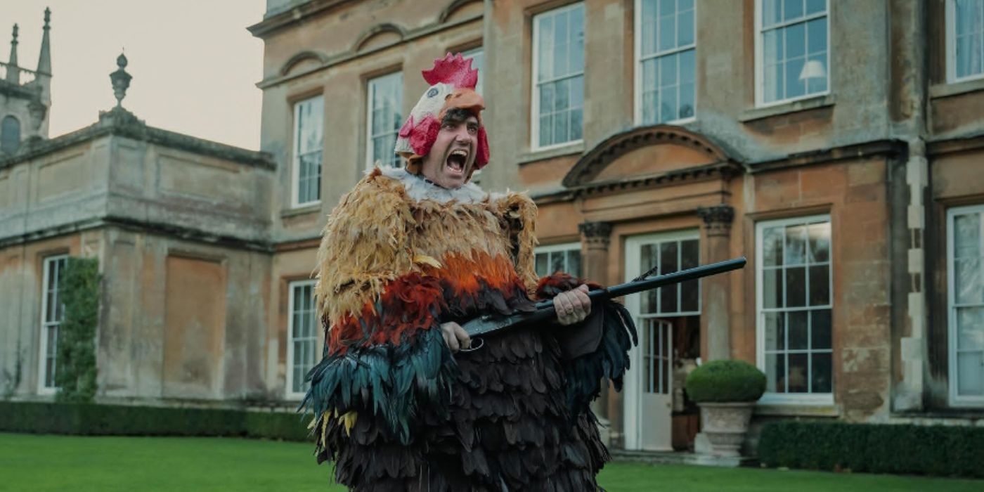 Daniel Ings como Freddie Horniman vestido de gallina en The Gentlemen 