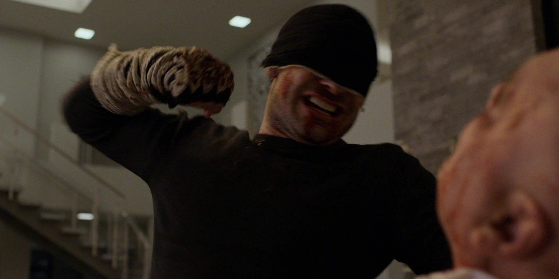 Daredevil, con un sombrero que le cubre los ojos, se para junto a alguien y lo golpea con Daredevil.