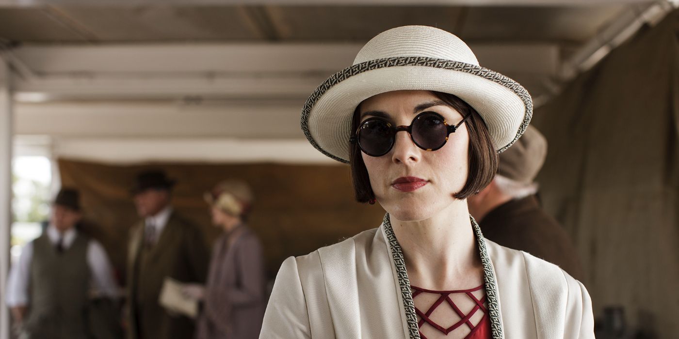 Mary, interpretada por Michelle Dockery, viste de blanco en la escena del encaje en Downton Abbey.