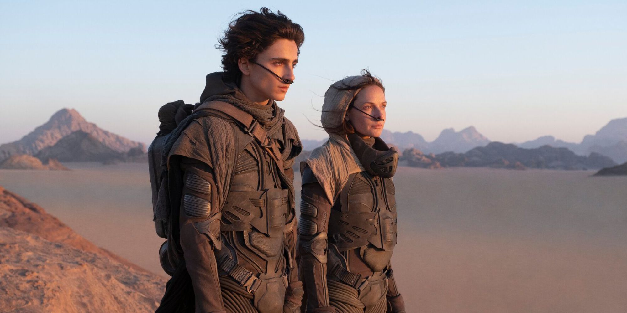 Paul and Jessica in the Arrakis desert looking to the distance in Dune - 2021
