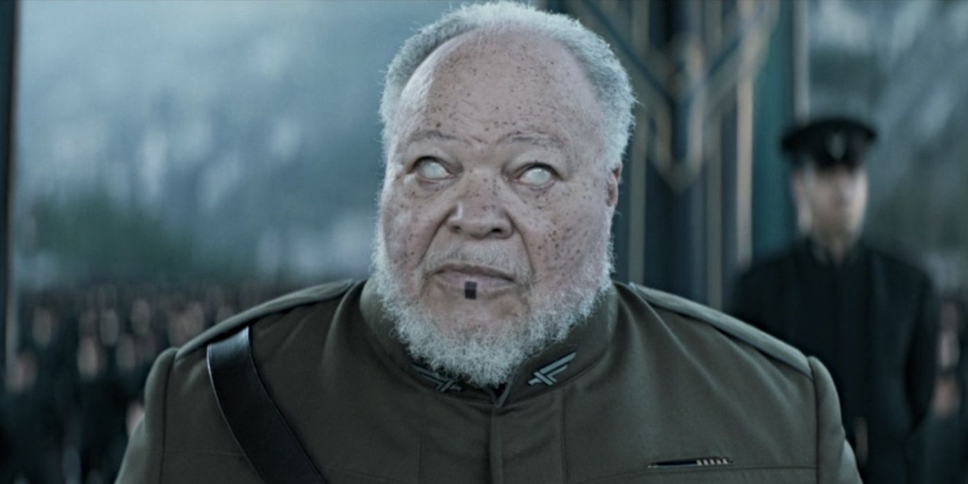 Stephen McKinley Henderson mira fijamente hacia adelante como Tufar Howat en Dune