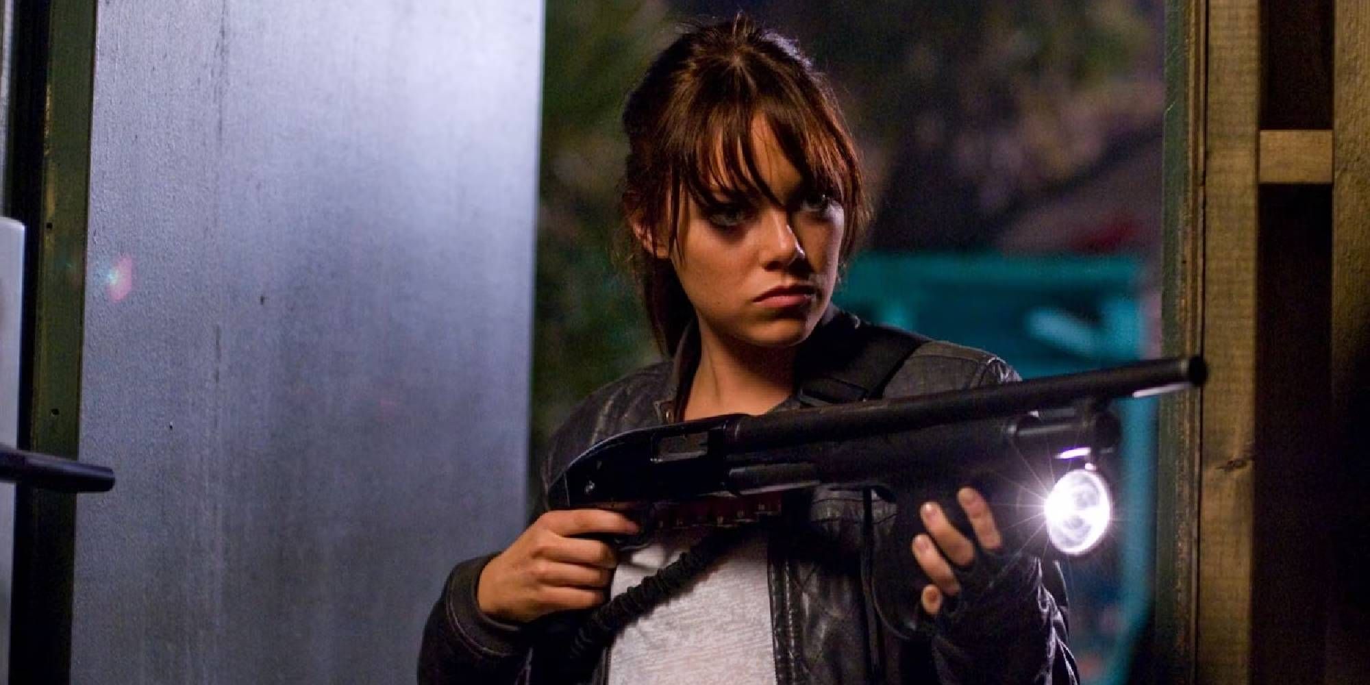 Emma Stone in Zombieland holding a gun.