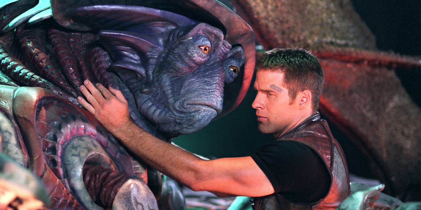 Ben Browder como John Chrichton conversando com um alienígena em farsape