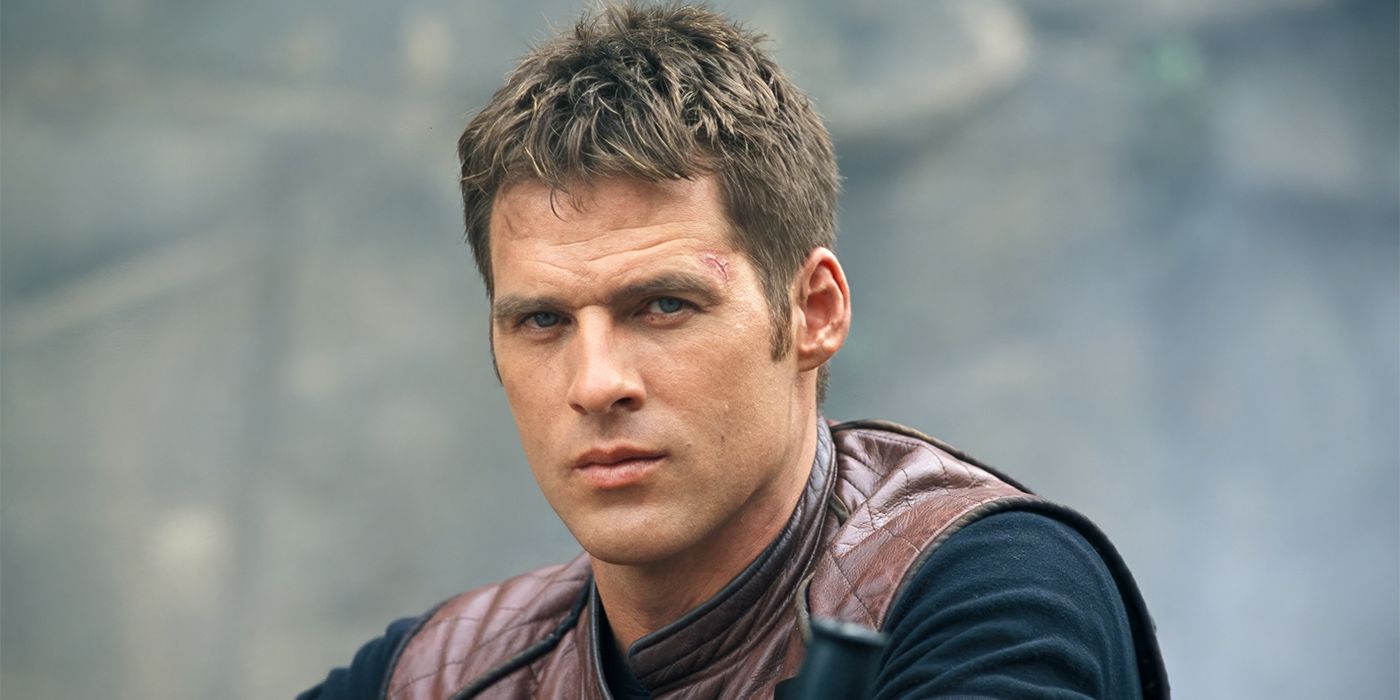 Ben Browder as John Chrichton squints and looks into the distance in Farscape.