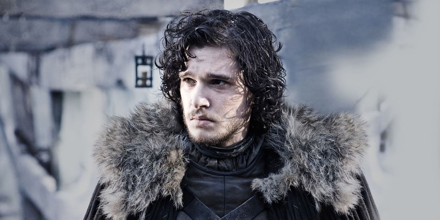 Jon Snow (Kit Harrington) porte son manteau de fourrure alors qu'il se tient debout sur le mur dans la saison 1 de 