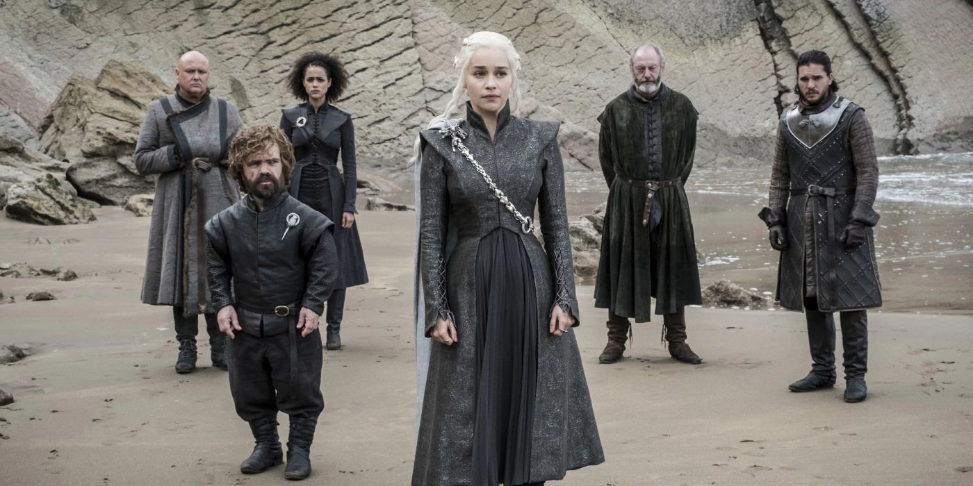 Daenerys Targaryen (Emilia Clarke) está em uma praia escura com seus conselheiros e aliados atrás dela.