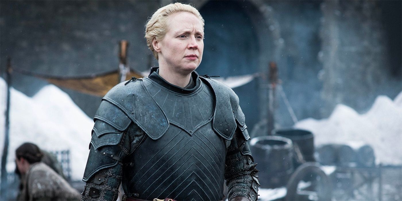 Brienne de Tarth mira a lo lejos en Juego de Tronos