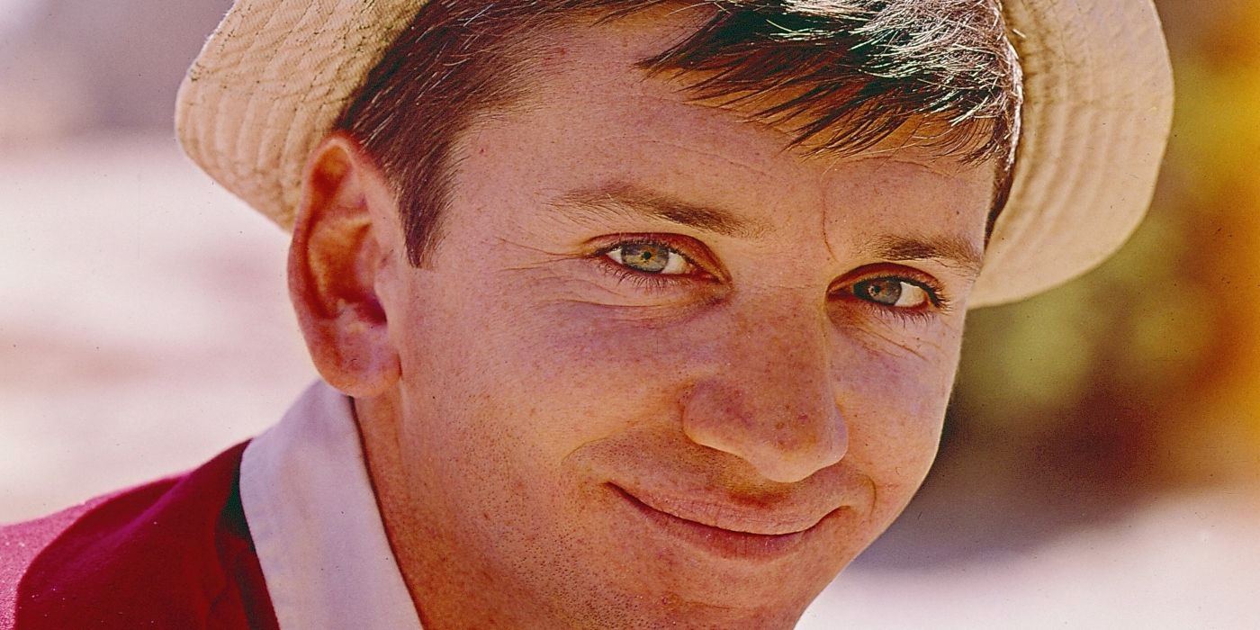 Un primer plano de Bob Denver sonriendo en 