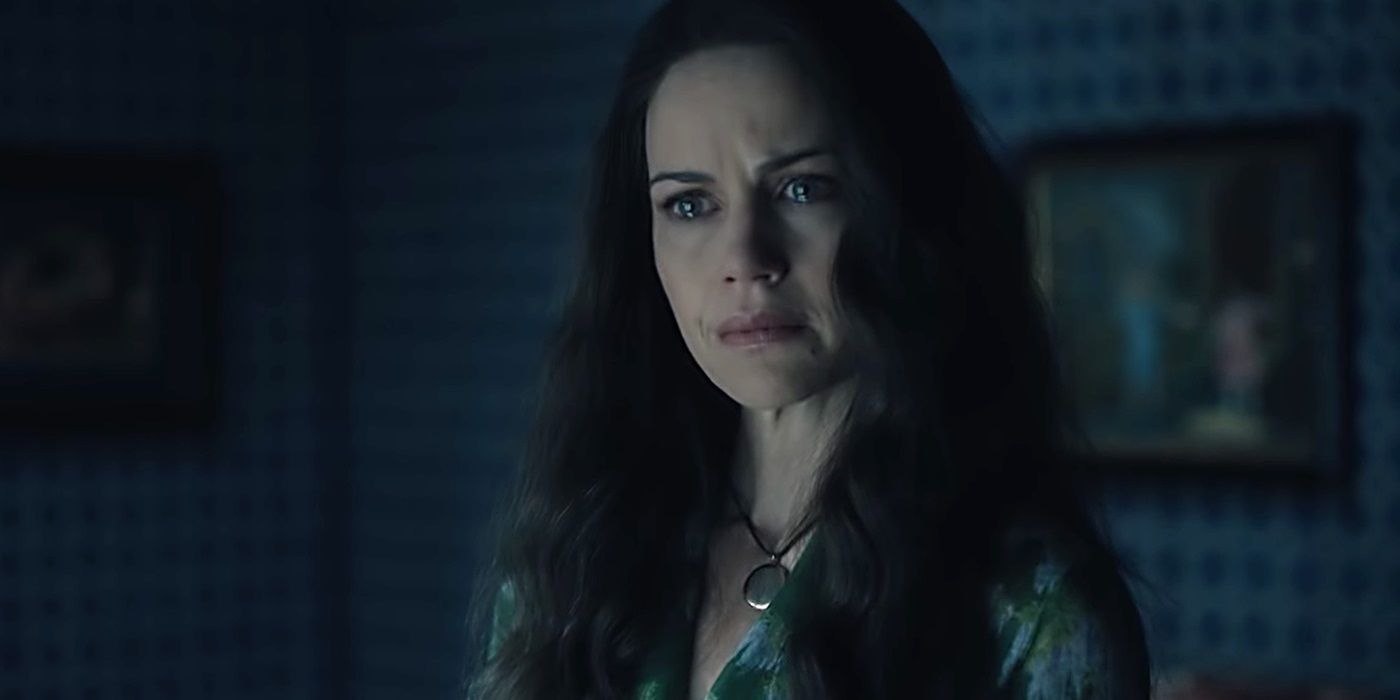 Carla Gugino as Olivia Crain looking tearfully at a person offscreen in The Haunting of Hill House