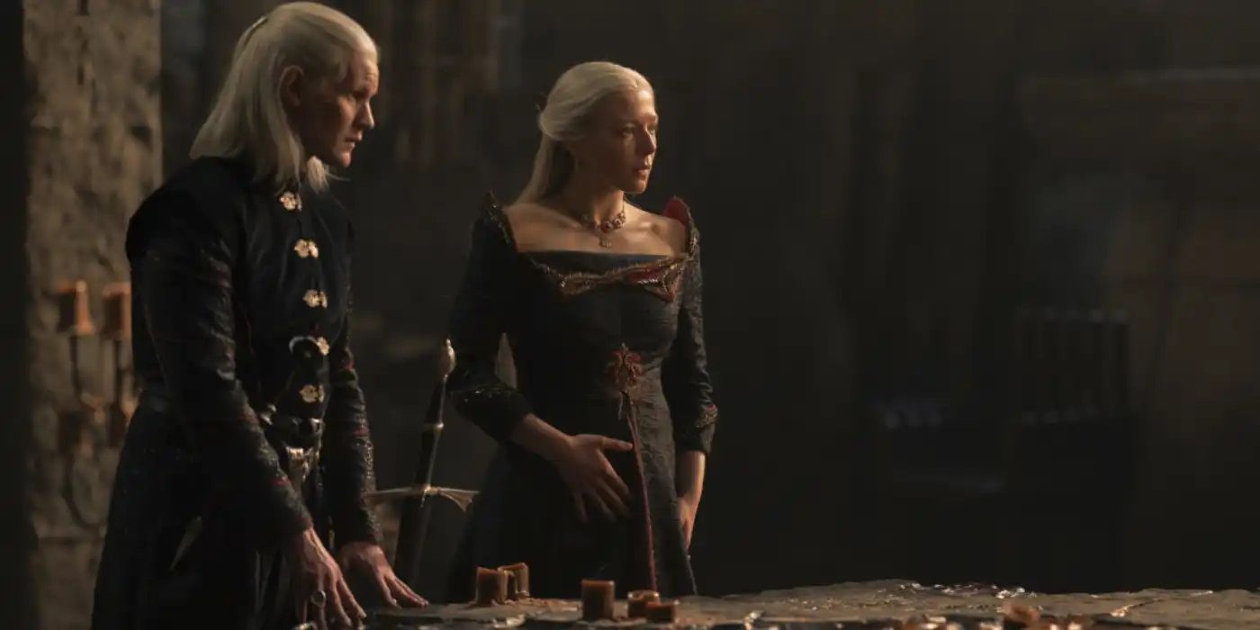 Rhaenyra y Daemon Targaryen están parados frente a una mesa pintada.