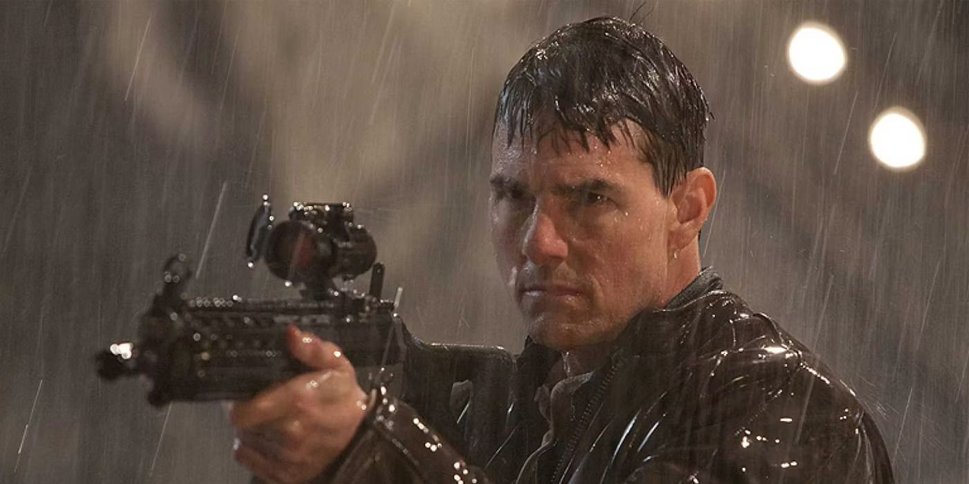 Jack Reacher (Tom Criuse), pointing a rifle off screen in the rain in Jack Reacher