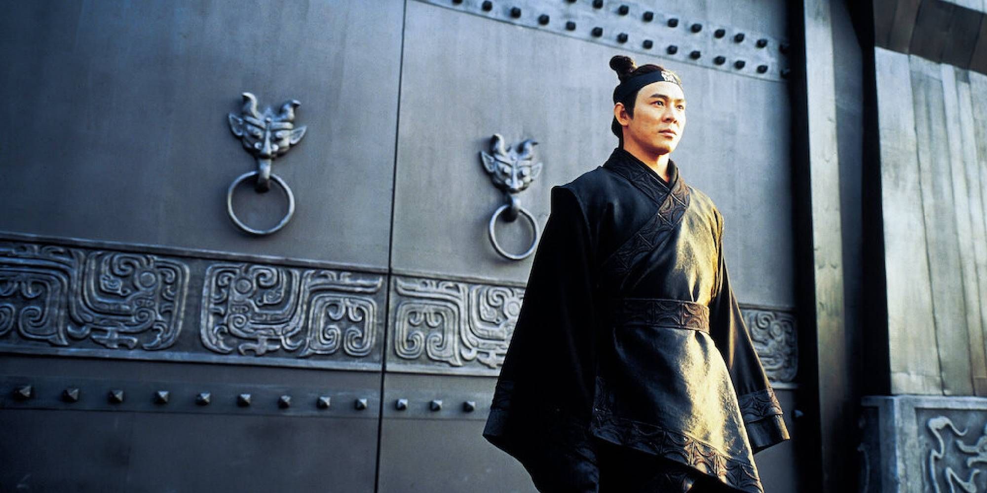 Jet Li de HERO está parado frente a dos hermosas puertas grandes.