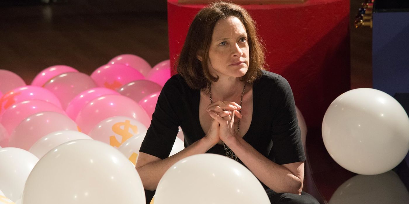 Joan Cusack directs Kristen Wiig's show in Welcome to Me