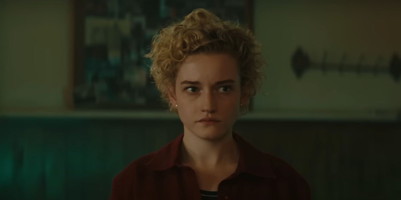 Close up of Hanna (Julia Garner) looking concerned in 'The Royal Hotel'