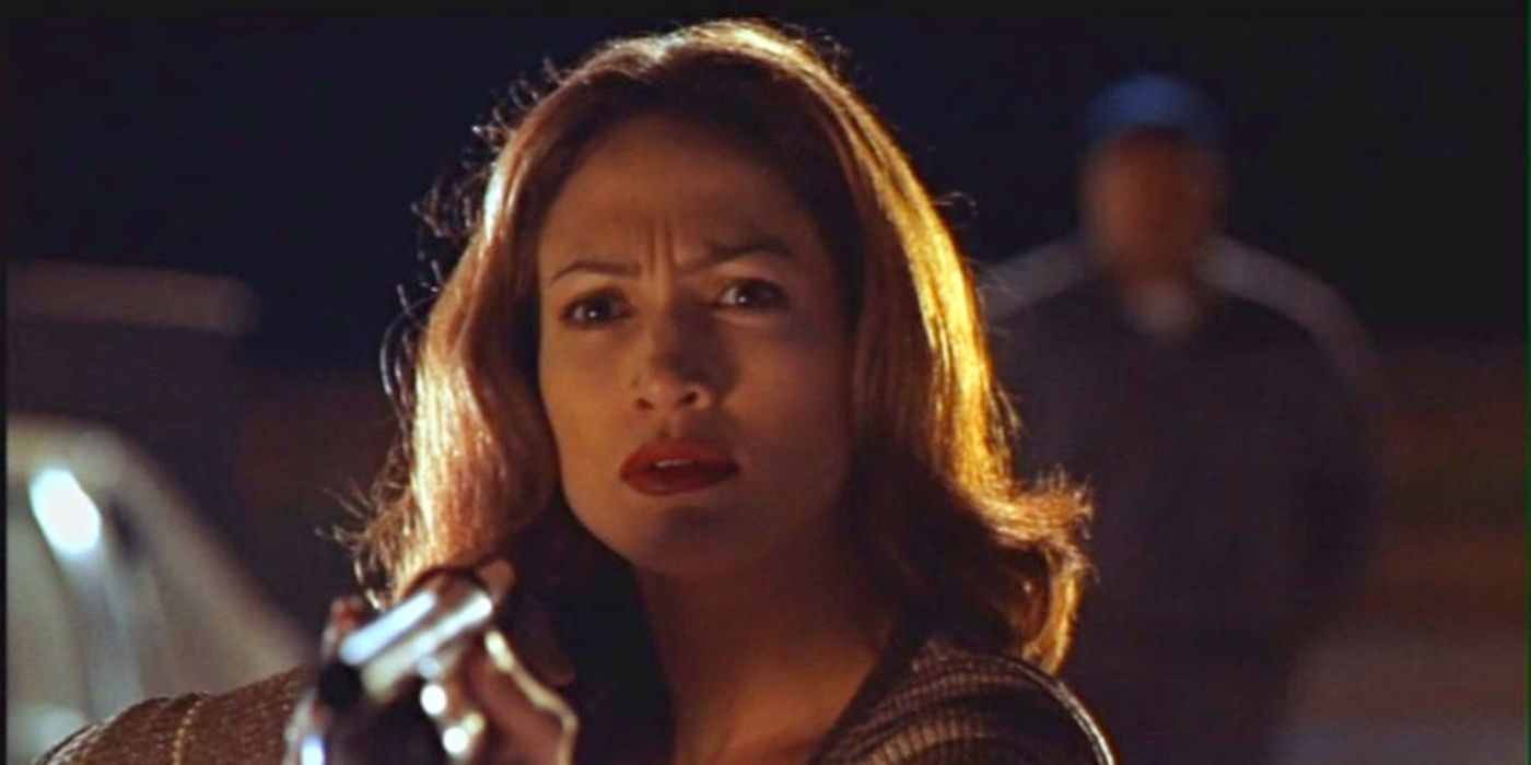 Karen Sisco (Jennifer Lopez) aiming a gun in Out of Sight