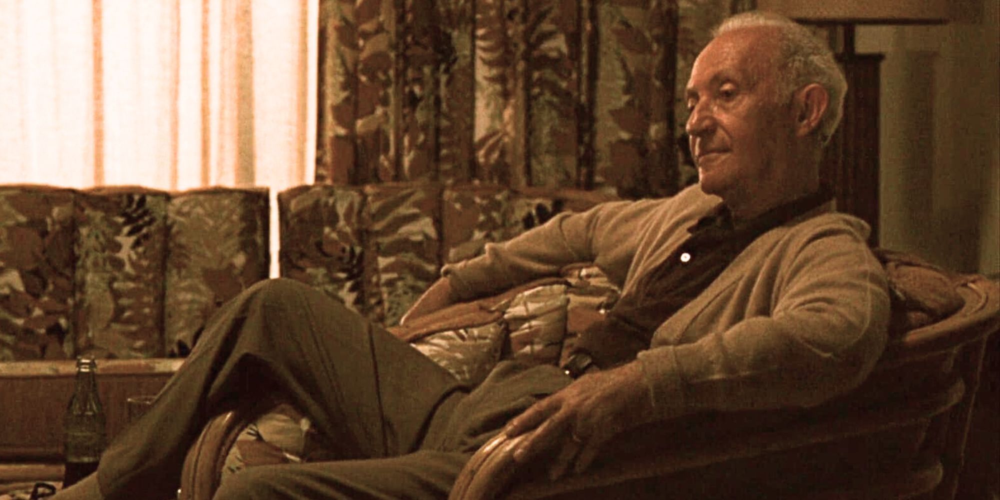 Lee Strasberg sitting watching tv in The Godfather: Part II (1974)-1