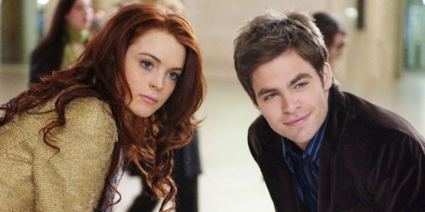 Lindsay Lohan y Chris Pine se inclinan hacia adelante durante una escena ambientada en la estación Grand Central en Just My Luck.