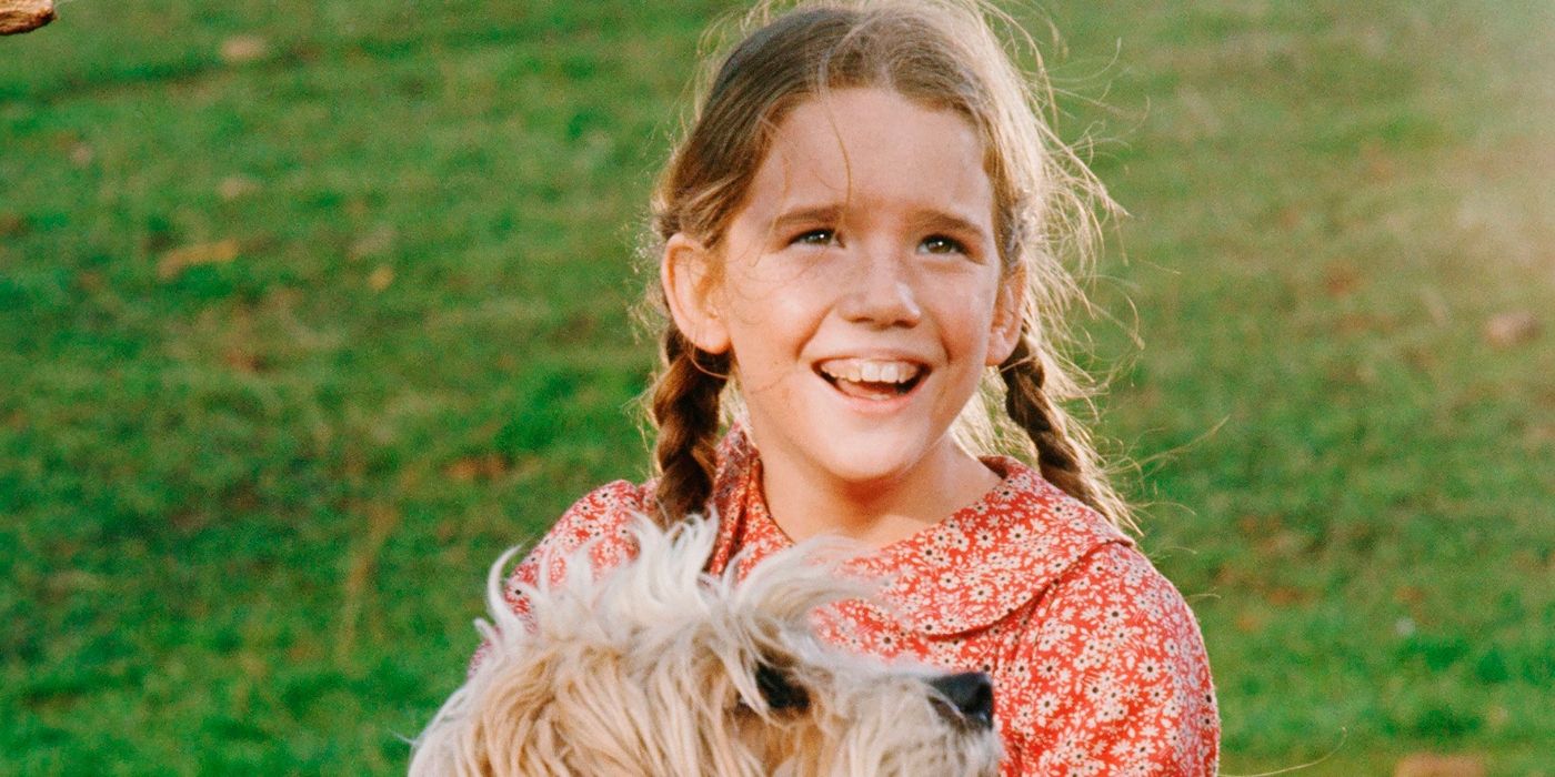 Melissa Gilbert, quien interpretó a Laura Ingalls en La casa de la pradera, sonríe mientras acaricia a su perro Jack.