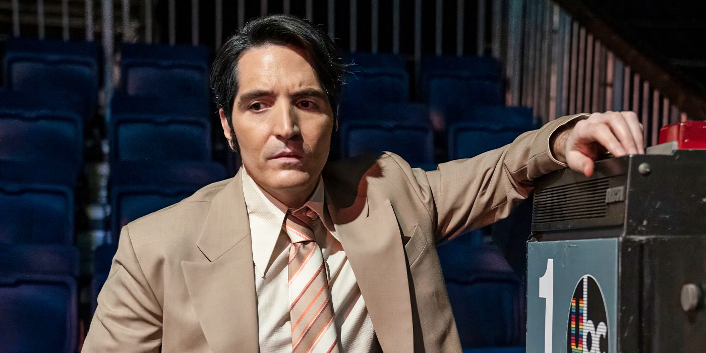 David Dastmalchian, que interpreta a Jack Delroy, pone su brazo frente a la cámara y parece preocupado en 