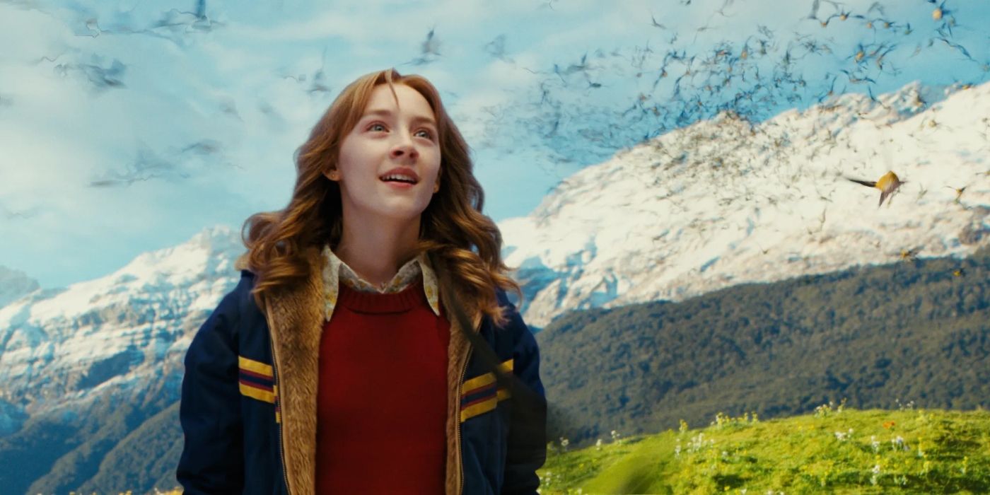 Saoirse Ronan, que interpreta a Susie Salmon en The Lovely Bones, está en el cielo y sonríe mientras los pájaros vuelan a su alrededor.