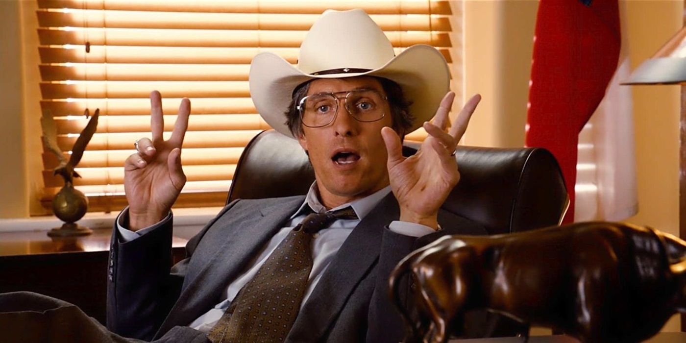 Matthew McConaughey interpreta a Danny Buck Davidson en Barney (2011), sentado en su oficina.