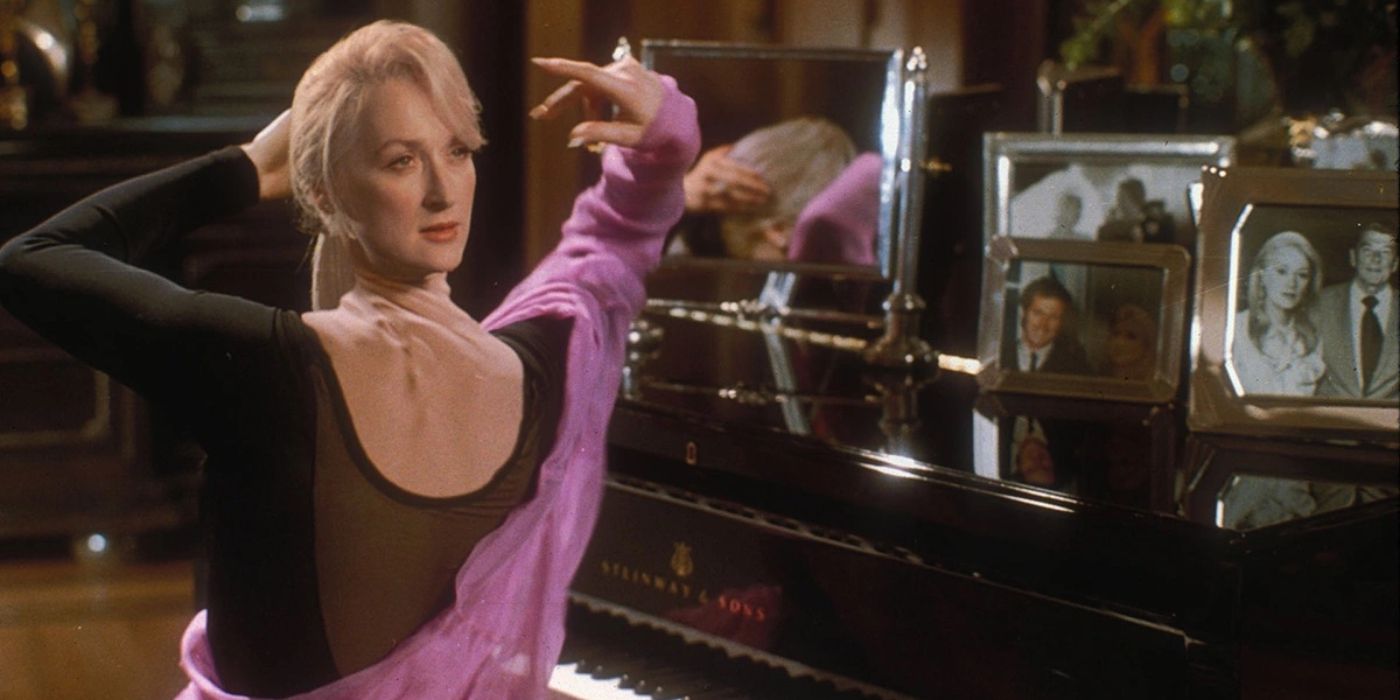 Meryl Streep with her headed twisted 360 staring above her back in Death Becomes Her