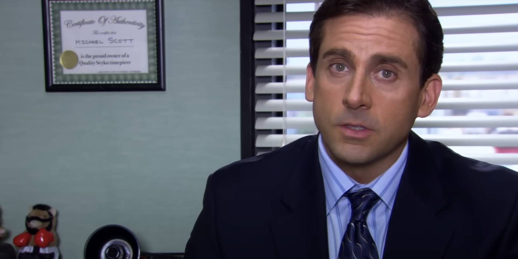 Steve Carell como Michael Scott hablando con un camarógrafo en The Office