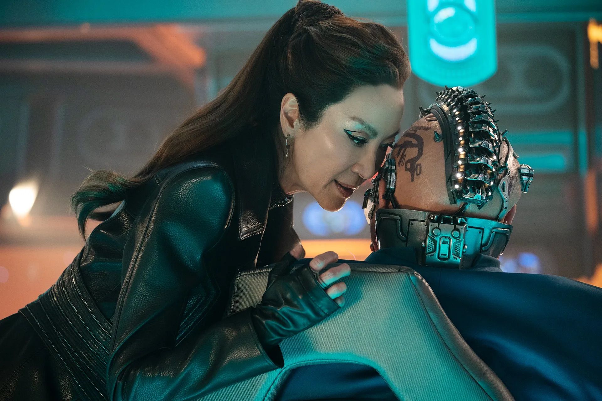 Michelle Yeoh como Phillippa Georgiou susurrando al oído de alguien en Star Trek: Sección 31
