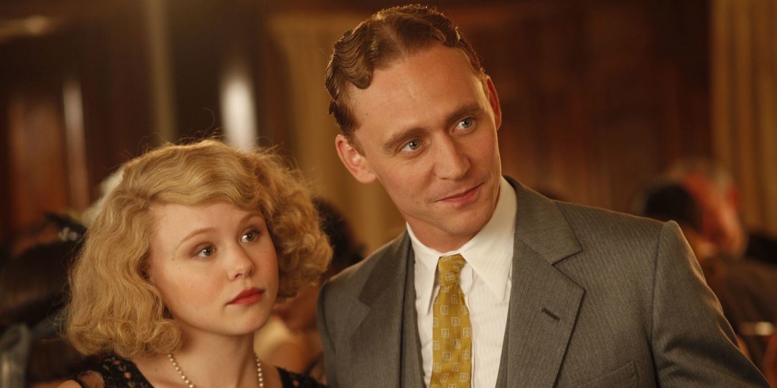 Tom Hiddleston charmé dans le rôle de F. Scott Fitzgerald dans cette romance de voyage dans le temps