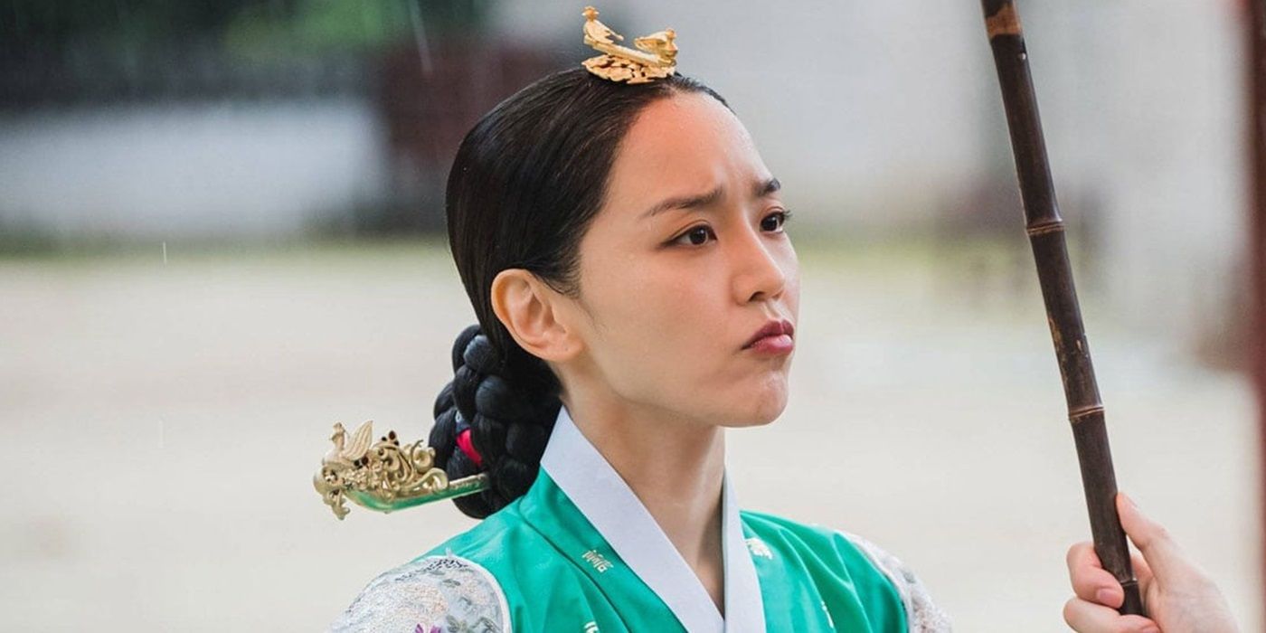 Shin Hye-sun as Kim So-yong looking sullenly at a person offscreen in Mr Queen