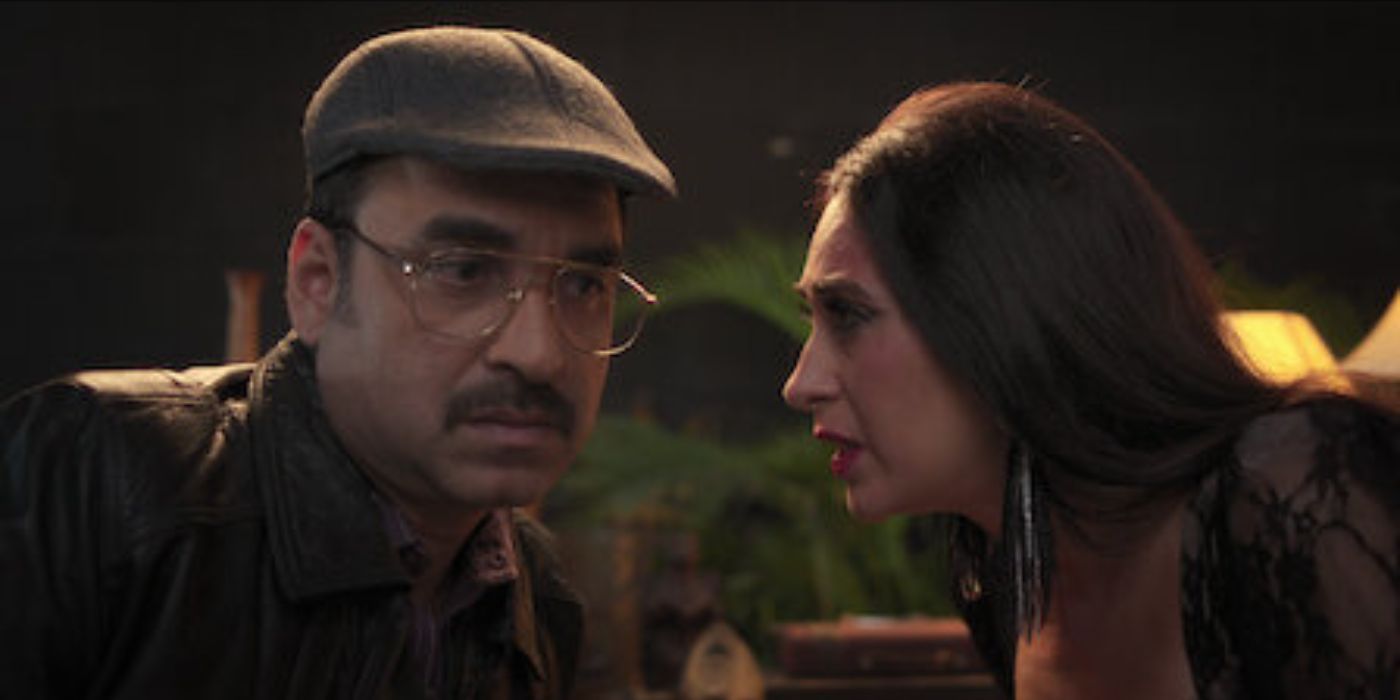 Pankaj Tripathi escucha a Karisma Kapoor hablarle al oído en 'Mubarak Murders'