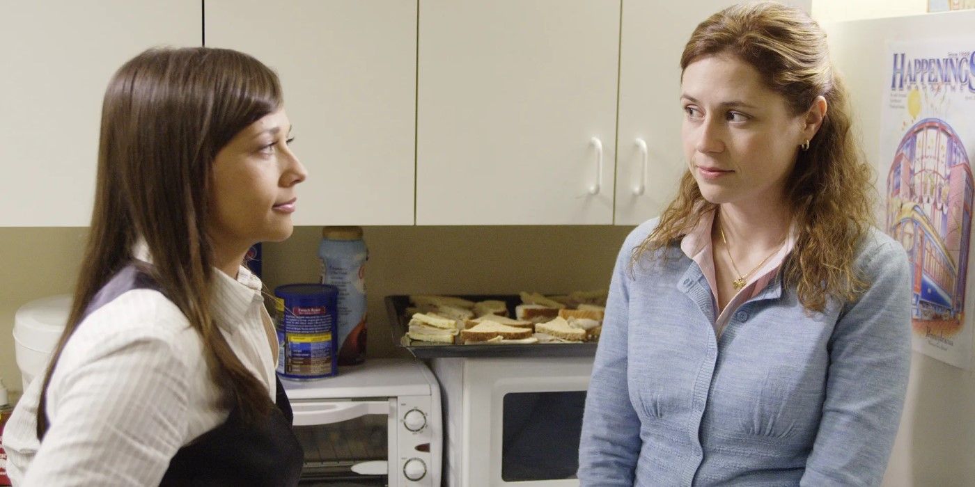 Karen (Rashida Jones) and Pam (Jenna Fischer) in the break room on 'The Office'