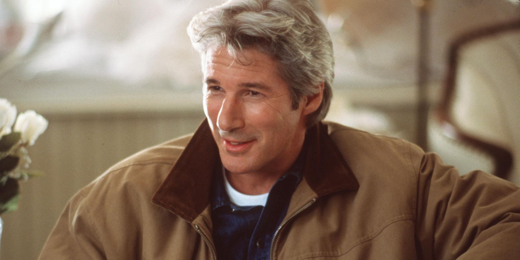 Richard Gere, que interpreta a Ike, mira a alguien fuera de la pantalla en Runaway Bride