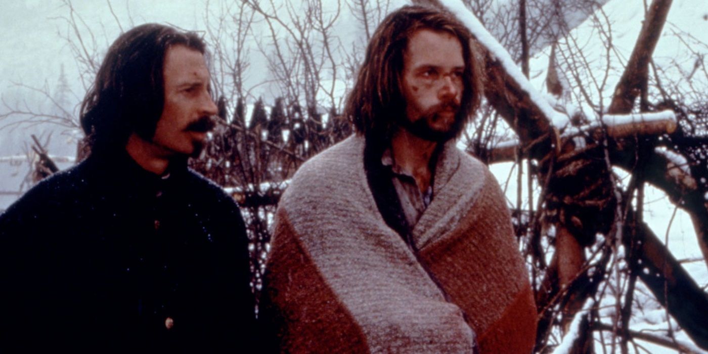 Robert Carlyle and Guy Pearce stand side by side in an open field in Ravenous