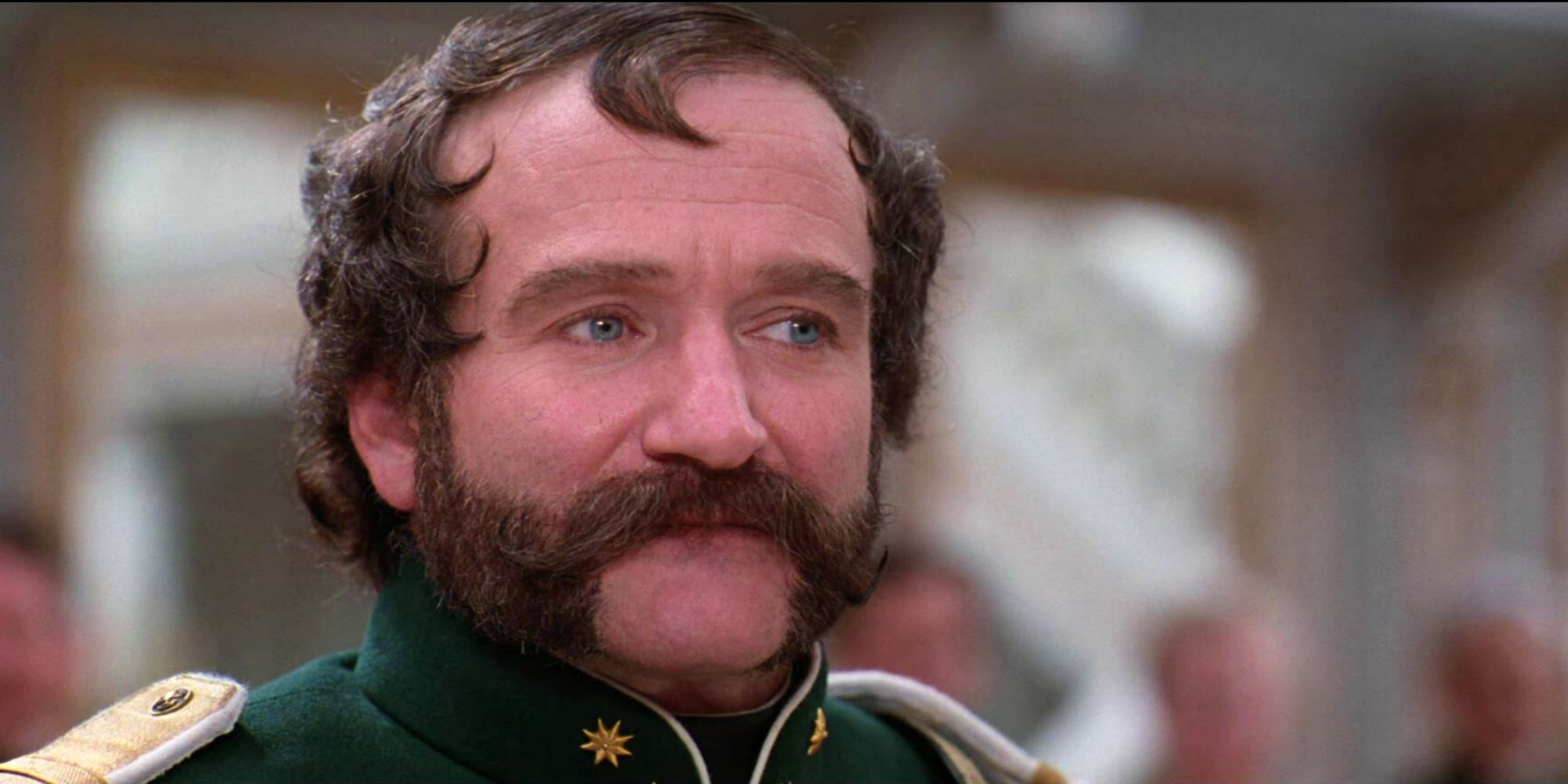 Robin Williams looking intently in Hamlet (1996)