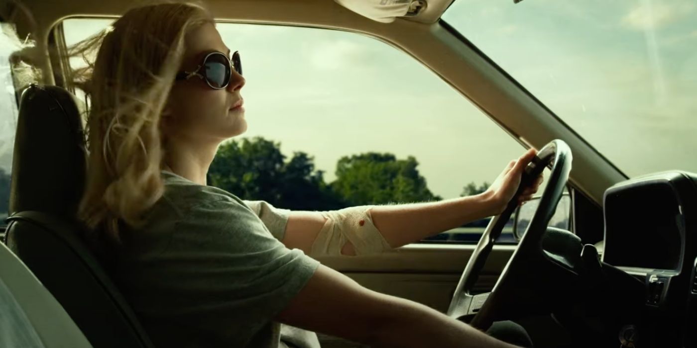 Rosamund Pike driving a car in Gone Girl (2014)