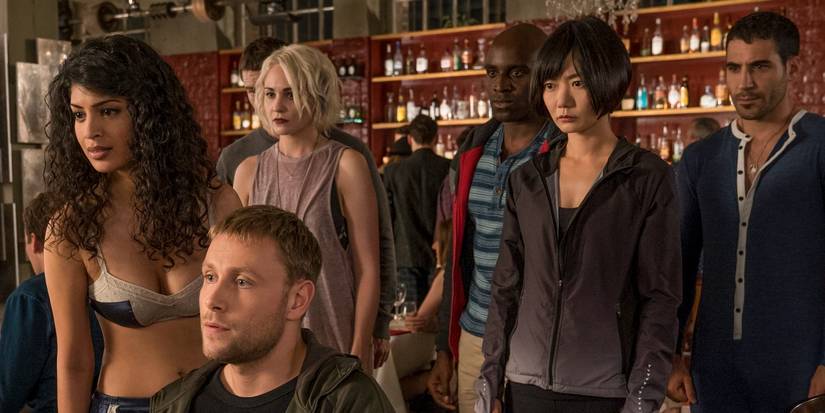 Sense8 dalībnieks izskatās nopietns, vērsts vienā un tajā pašā virzienā un skatoties uz kaut ko ārpus kameras.