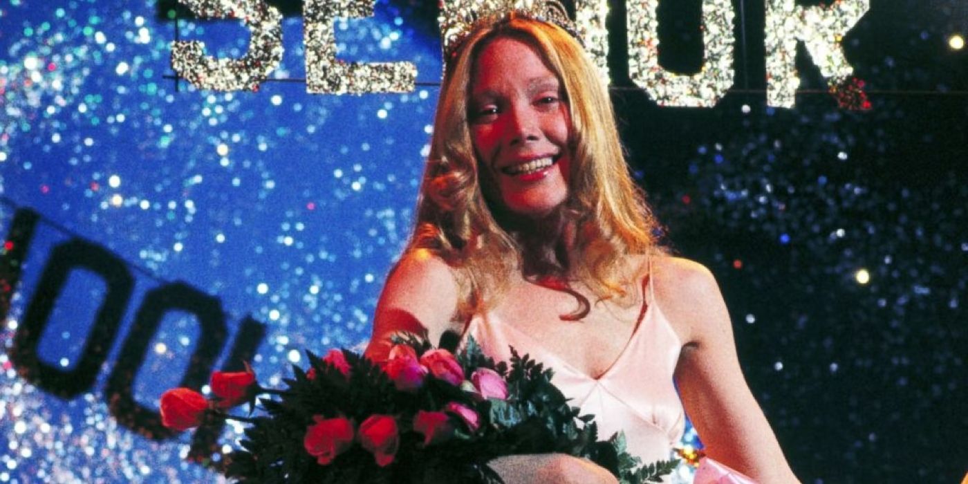 Sissy Spacek holding flowers and smiling as prom queen in Carrie