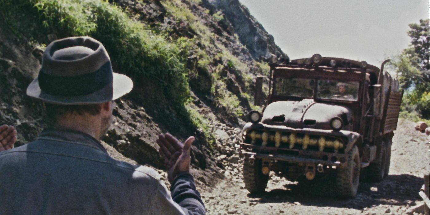 A man waving a truck forward in Sorcerer (1977)