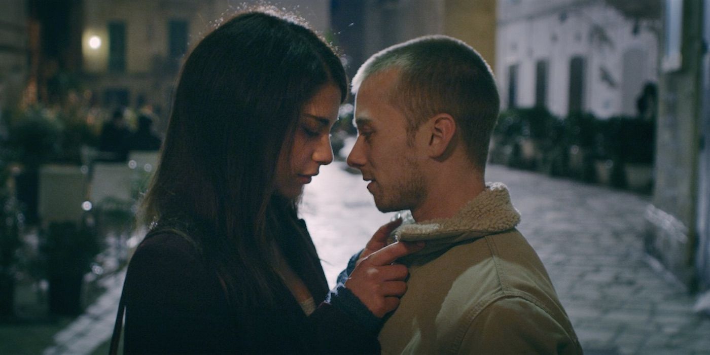 Lou Taylor Pucci as Evan and Nadia Hilker as Louise in Spring