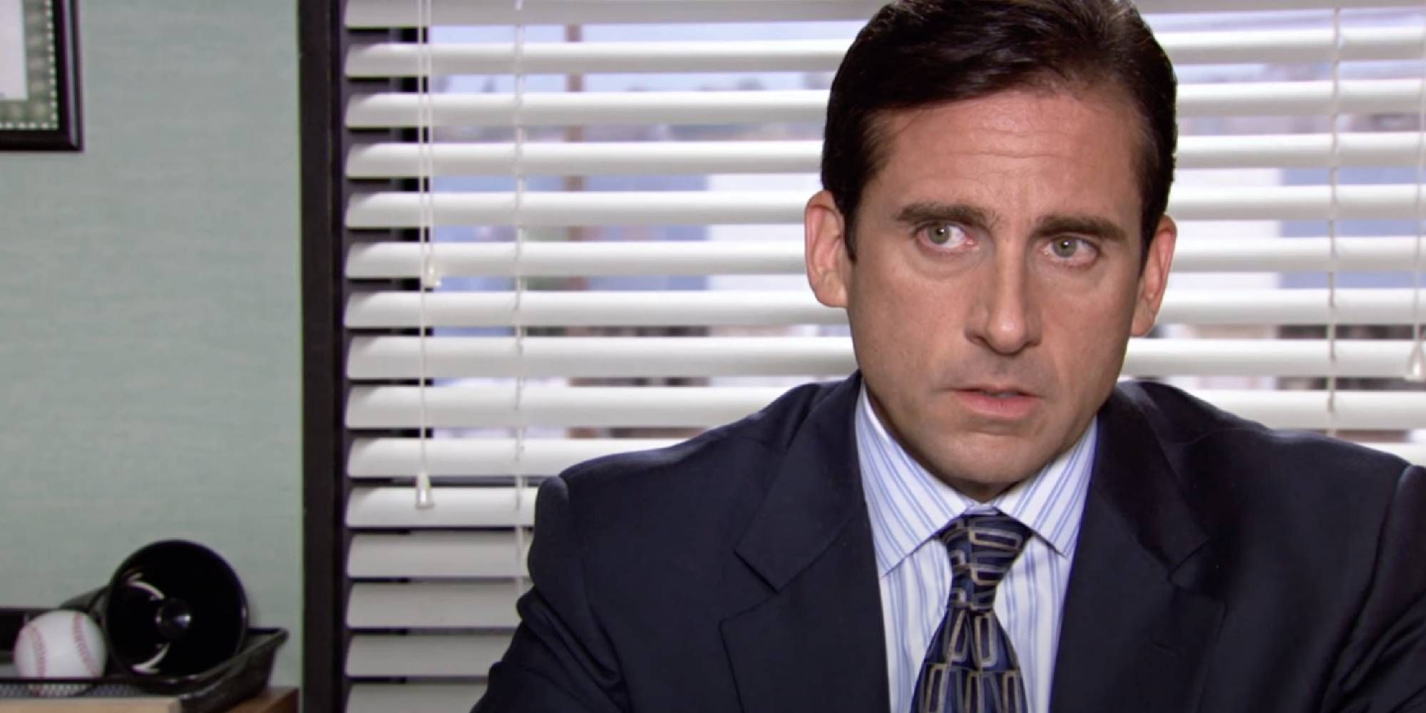 Steve Carell como Michael Scott hablando con un camarógrafo en The Office