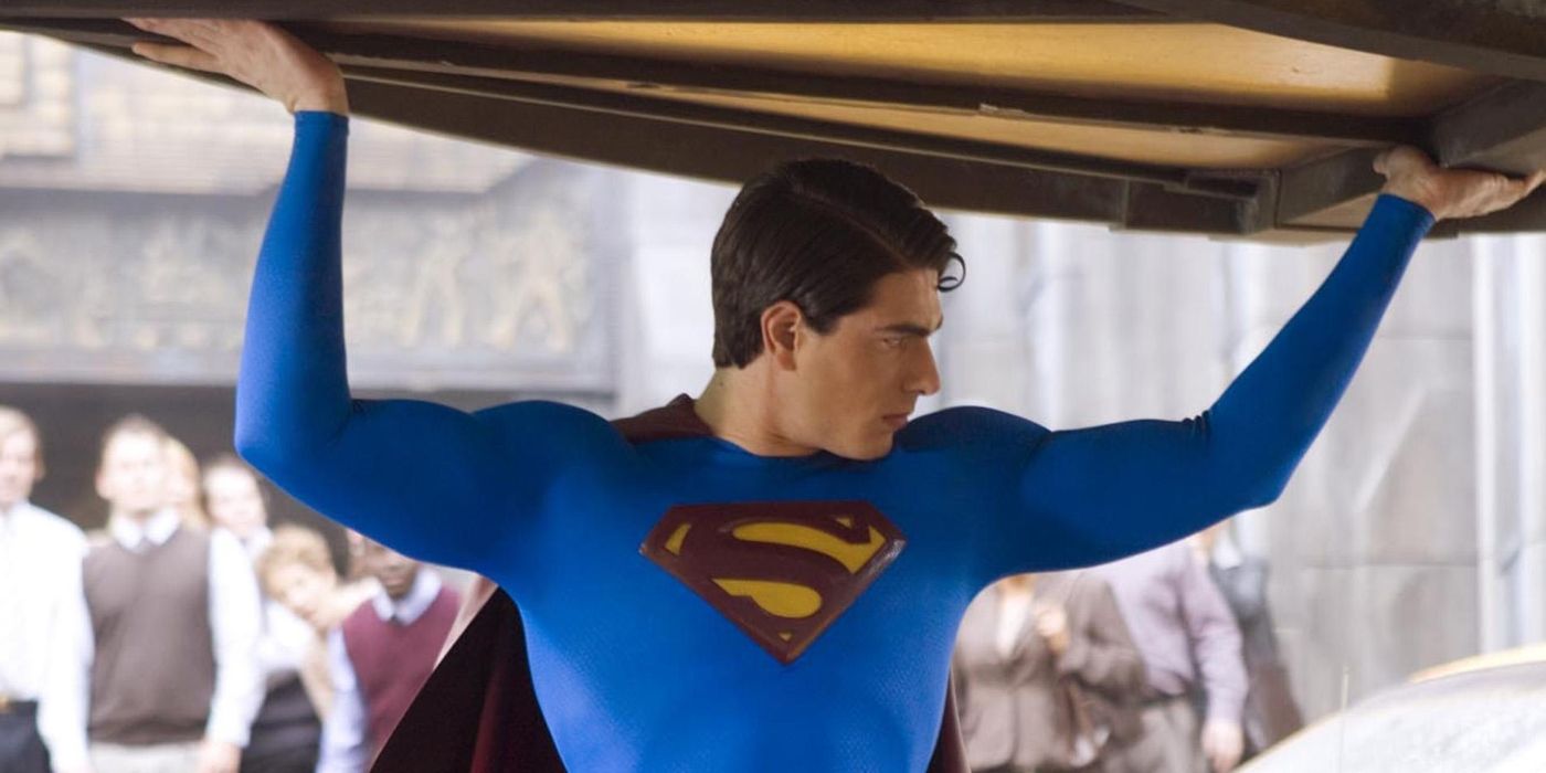 Brandon Routh as Superman lifts something large over his head as people watch in Superman Returns