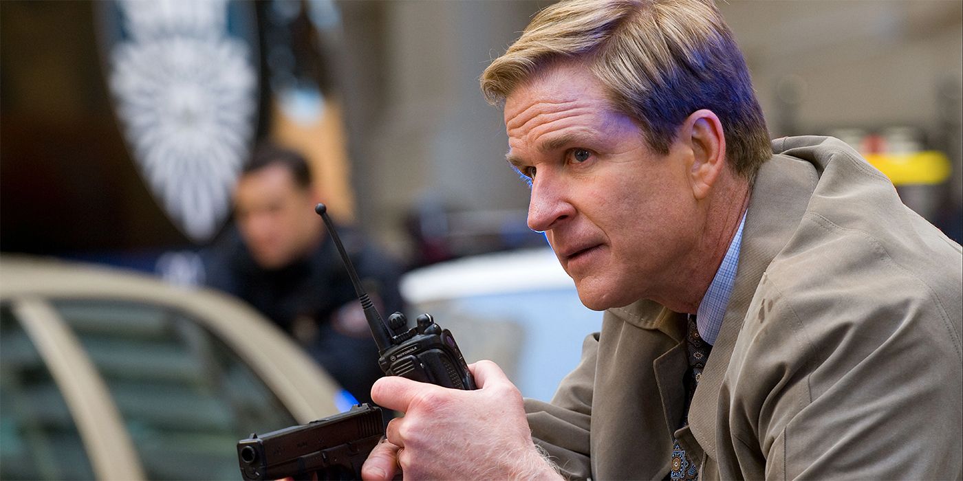 Matthew Modine como Peter Foley en The Dark Knight Rises